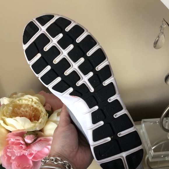 Nike Women's Orive NM Running Shoe Wolf Grey/Volt/Metallic Silver - Picture 8 of 9